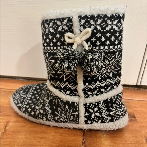 Black and white snowflake pattern slipper booties - Picture 4 of 8